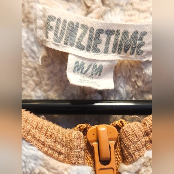 Youth Size M (10-12) Fleece Deer Onesie Winter, Beige/White with Cap - Picture 12 of 12